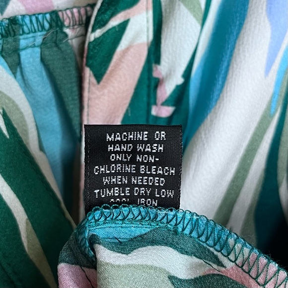 Very Chic Women's Button Down Shirt - Picture 7 of 7